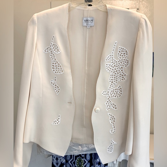 Armani Collezioni Jackets & Blazers - ARMANI COLLEZIONI Cream blazer with delicate embroidery